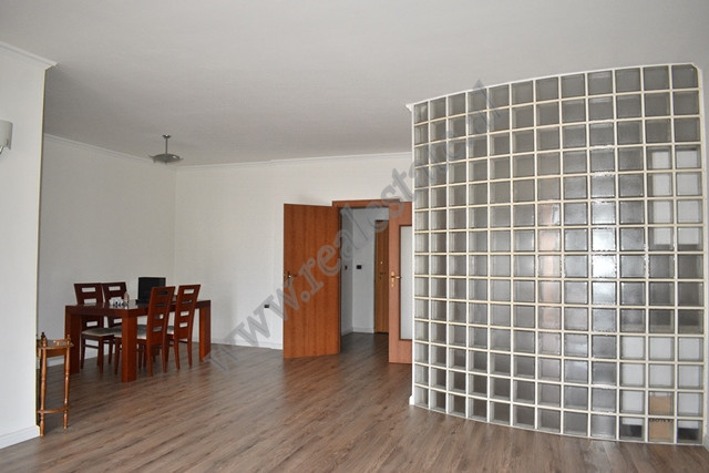 Apartament 3+1 me qira ne rrugen Ibrahim Rugova ne Tirane.
Ndodhet ne katin e katert te nje pallati